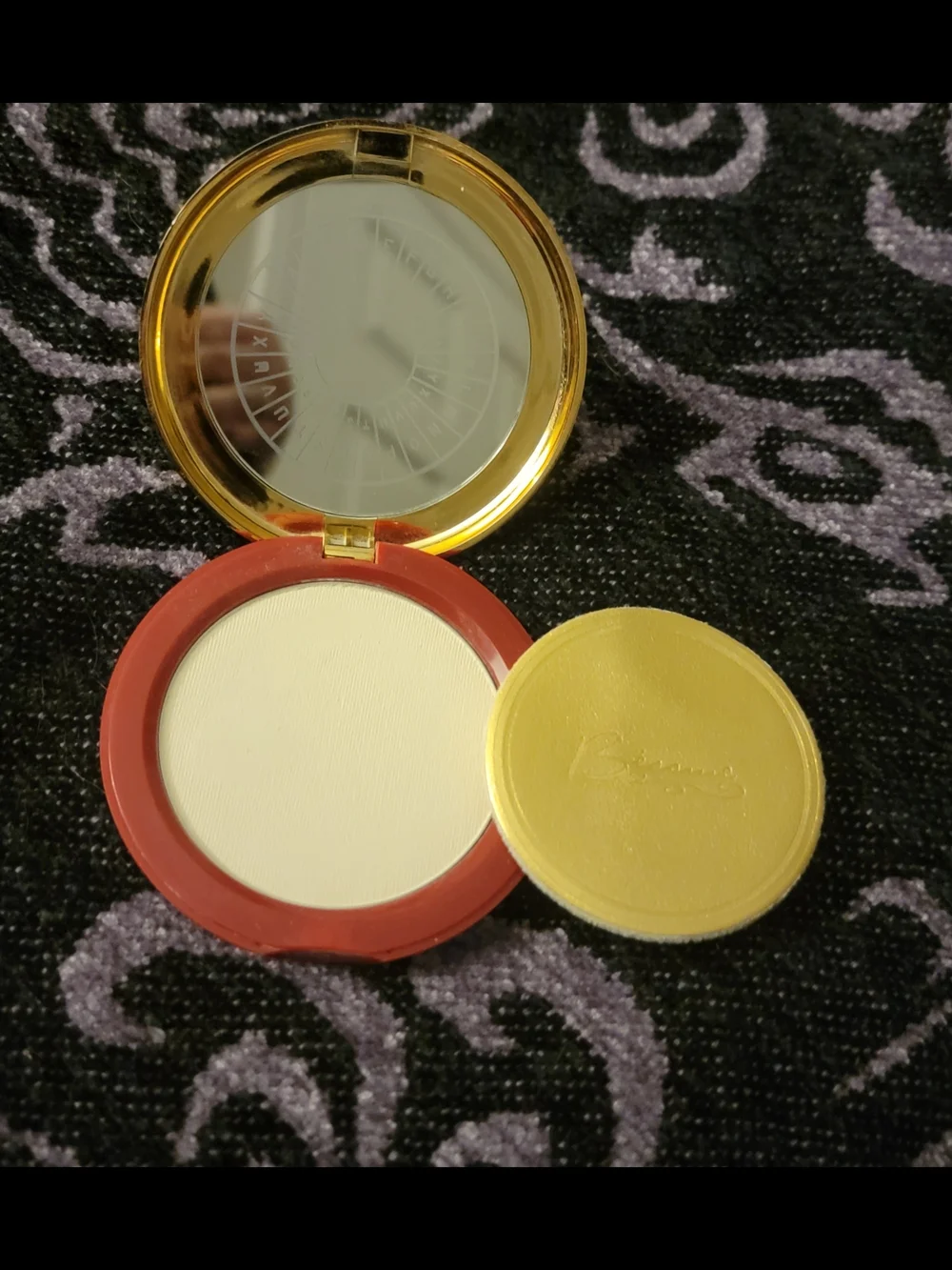Besame Cosmetics 'Agent Carter' Invisible Dusting Powder - Picture 4 of 6